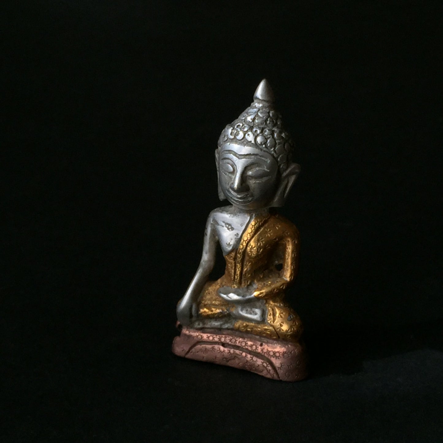 Buddha statue Figurine