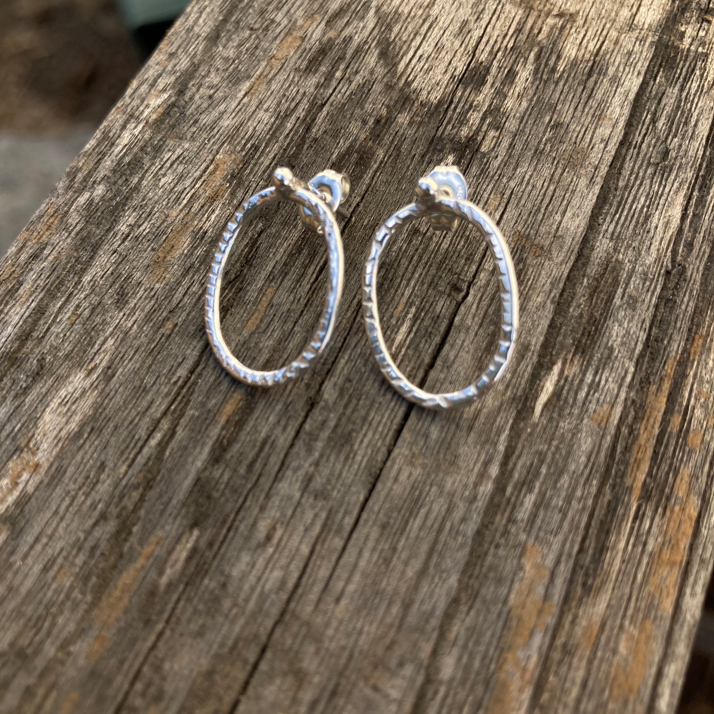 Open oval stud earrings