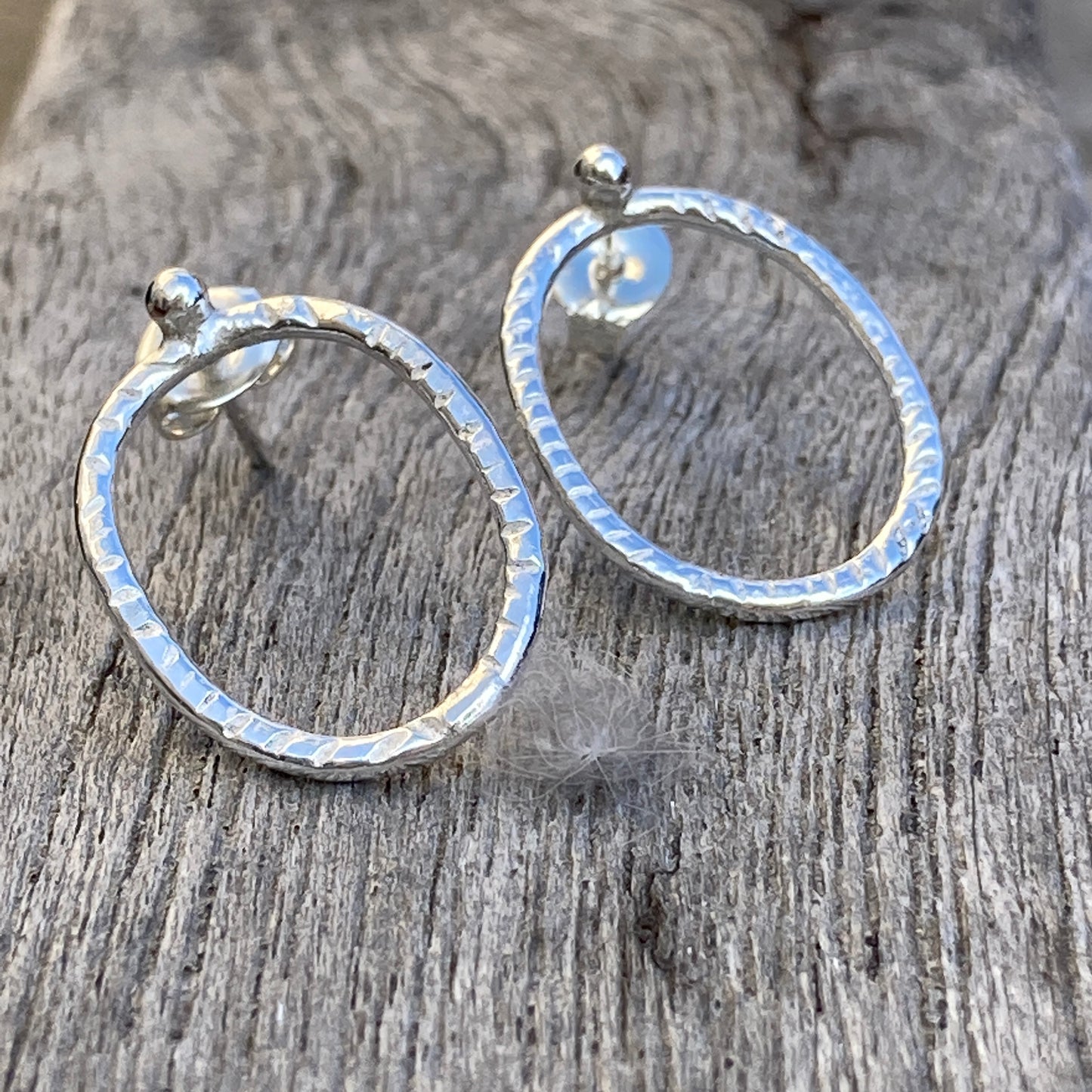 Open oval stud earrings