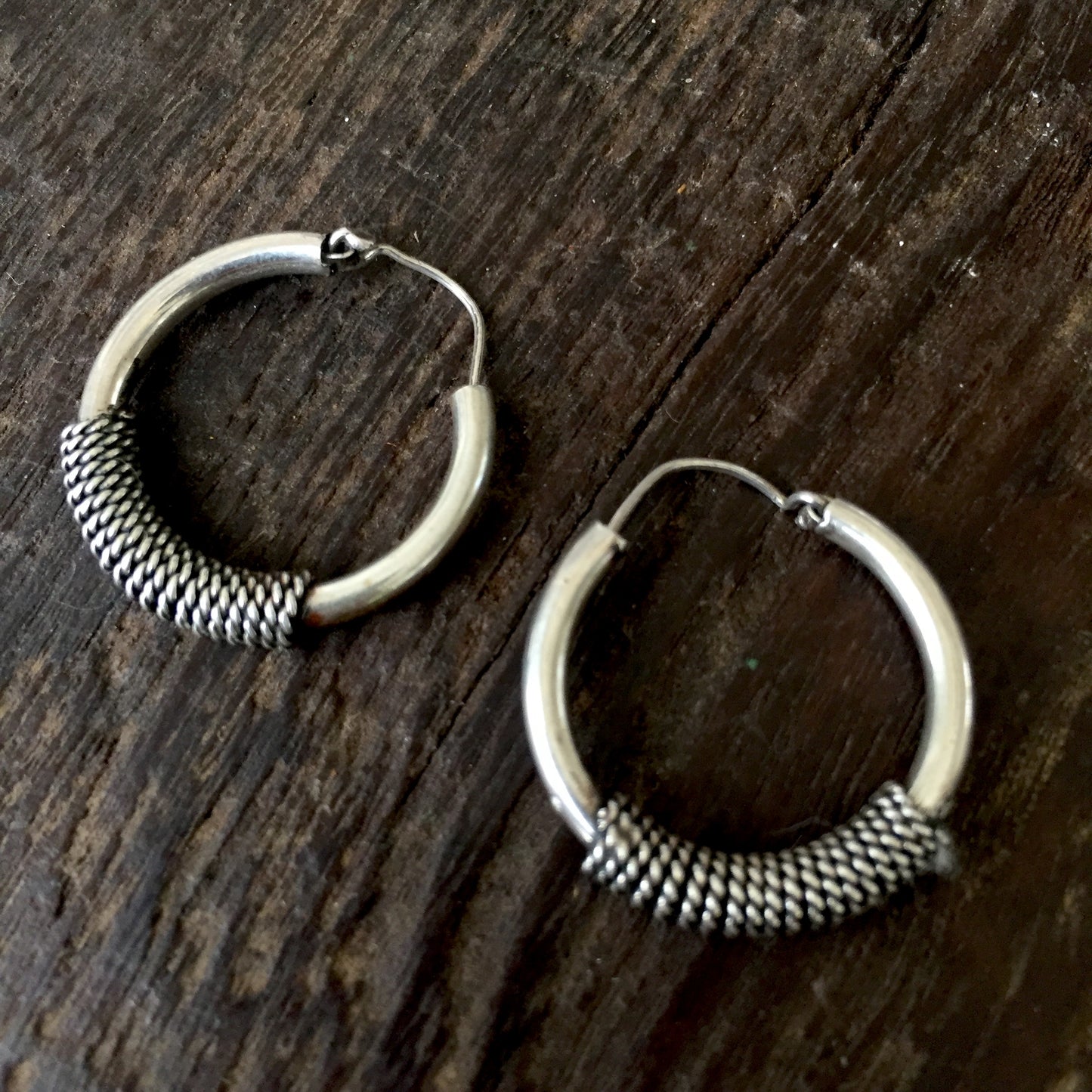 Twisted wire hoops