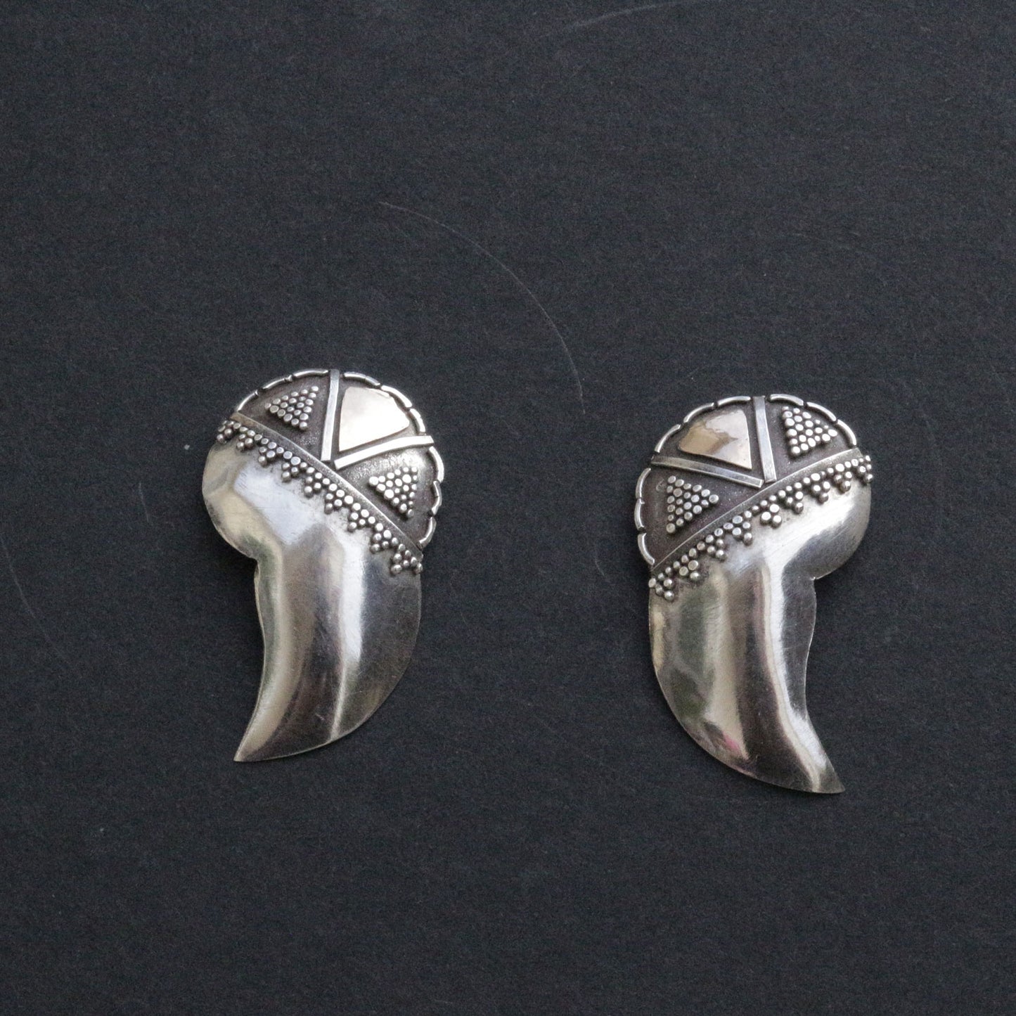 Granulated stud earrings
