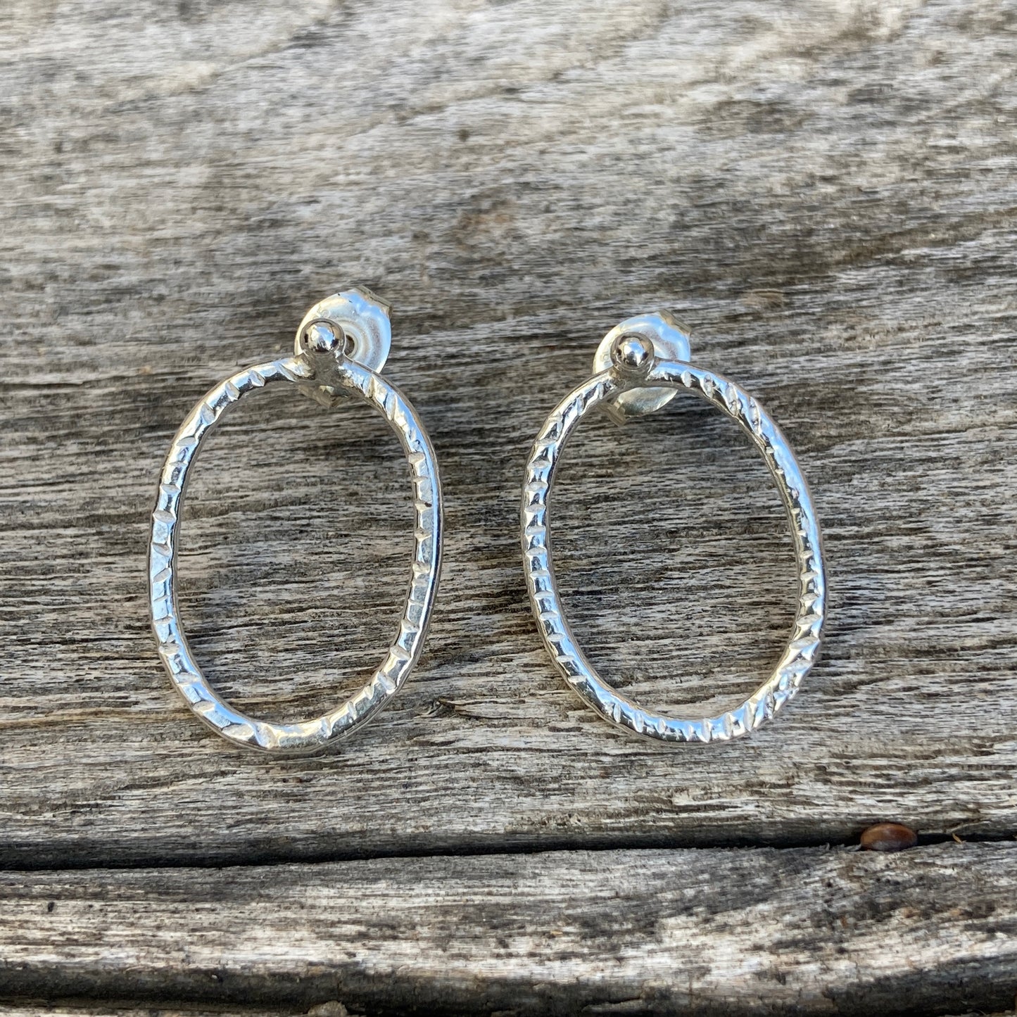 Open oval stud earrings